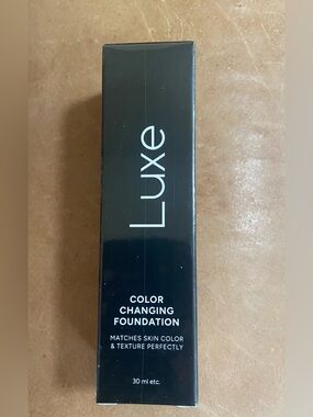 Luxe Color Changing Foundation- innovative formula adapts to skin tone- NIB